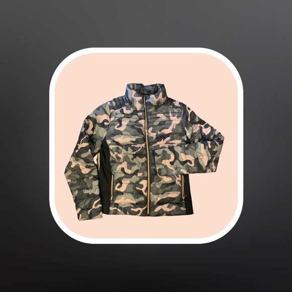 Super cute Camo light puffy jacket. Comes to waist - Picture 2 of 4